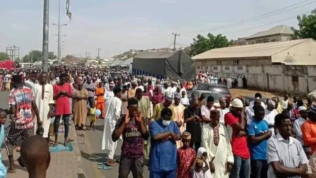 Wasu daga cikin mutanen da suka bi Sheikh Dahiru Bauchi sallar Idi