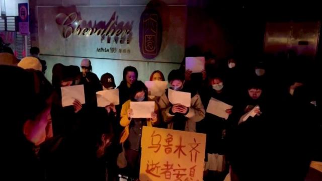 中国上海， 人们为乌鲁木齐大火死难者举行烛光悼念会。