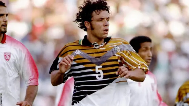 Mark Fish, défenseur de l'Afrique du Sud, en action lors de la Coupe d'Afrique des Nations 1996.