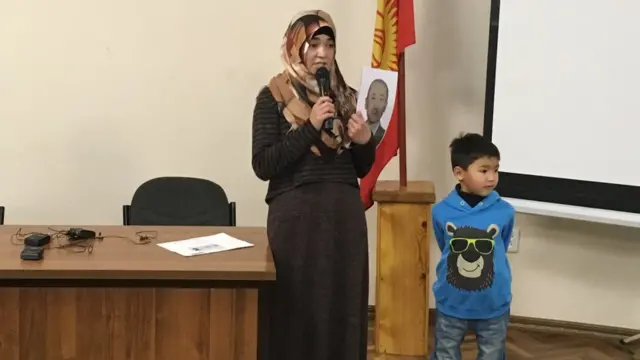 Кыргыз жараны кытайлык кыргызга турмушка чыкканын, күйөөсү Кытайга кеткен бойдон дареги чыкпай атканын айтууда.