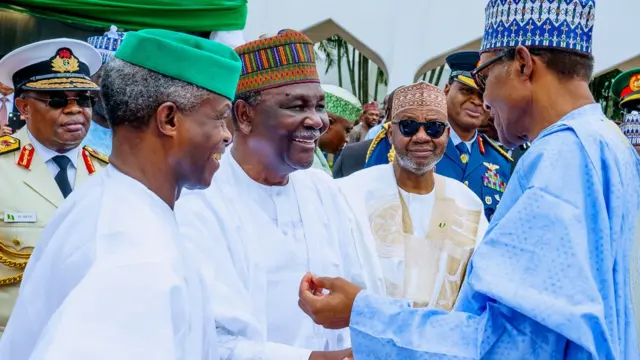 Shugaba Muhammadu Buhari tare da mataimakinsa Osinbajo da manyan jami'an gwamnati yayin bikin 'yancin mulkin kai na shekara 59