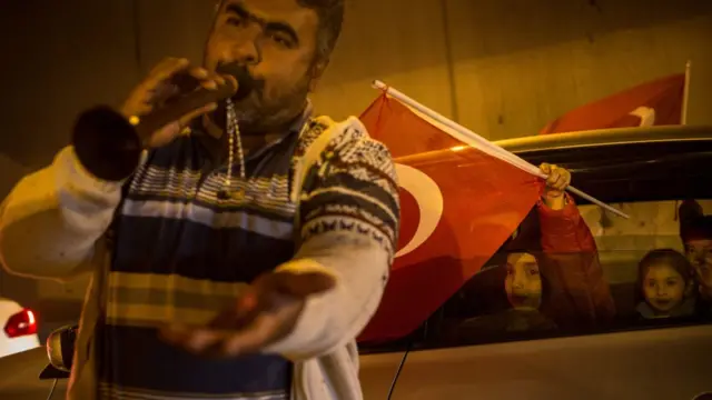 Referandum sonrası kutlama