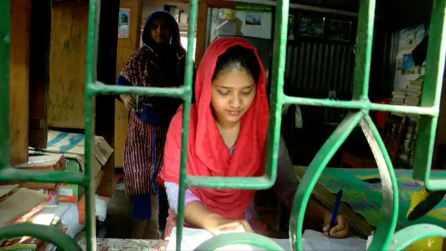 শরীরের এক অংশ প্রায় অবশ। কিন্তু এ নিয়েই পড়াশোনা চালিয়ে যাচ্ছেন আফরোজা খানম। যদিও সমাজ থেকে প্রতিনিয়ত নানা রকম অপমান সহ্য করতে হয় তাকে।