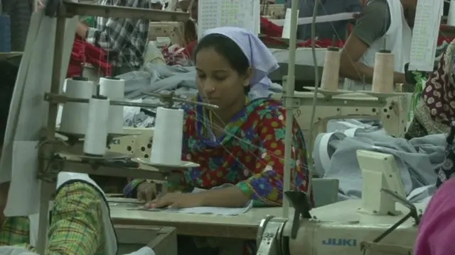 සිය වැටුප් වැඩිකරන ලෙස ඉල්ලා සිටින බංග්ලාදේශ් ඇඟලුම් කම්කරුවන්