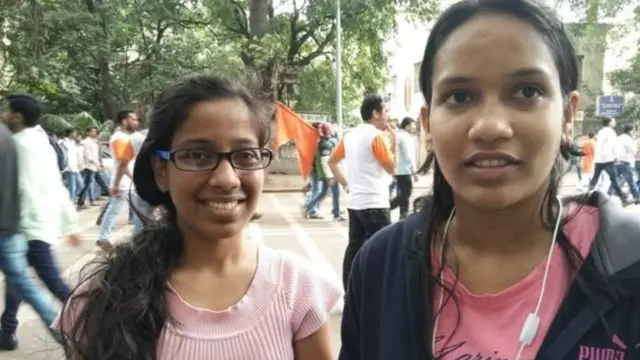 मराठा मूक मोर्चा में शामिल शुभांगी साकोरे और सुप्रिया साकोरे