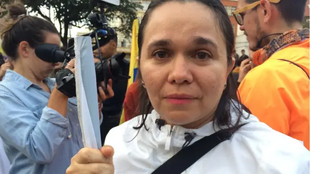 Carolina Murcia y su bandera blanca.