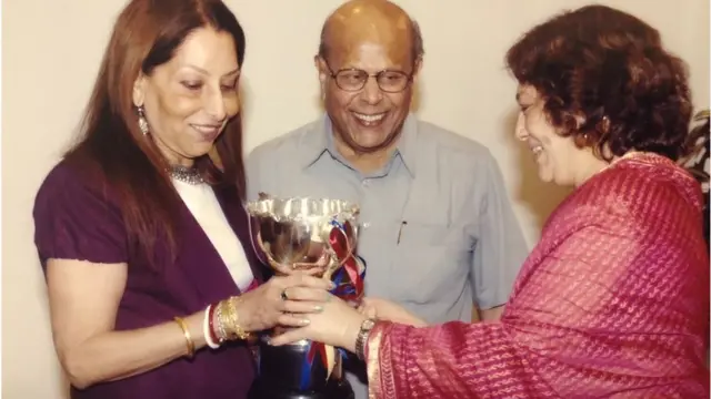 ట్రోఫీ అందుకుంటున్న హేమా దేవరా