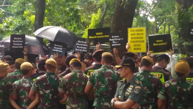 Massa Kamisan di kantor Komnas HAM