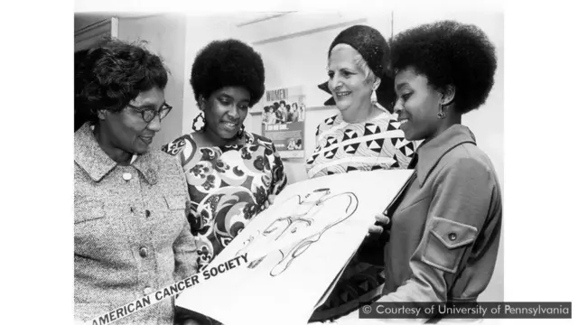 Dickens, à gauche en 1975, a fait passer les inscriptions de trois à 64 étudiants issus des minorités en cinq ans à Penn