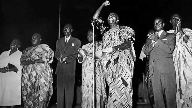 Sylvanus Olympio, premier président du Togo, en pagne, le poing en élevé, proclamant l'indépendance du Togo