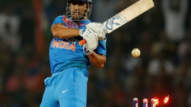 धोनी ने बनाया पहला अर्धशतक