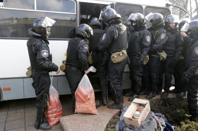 правоохоронці залишають Київ