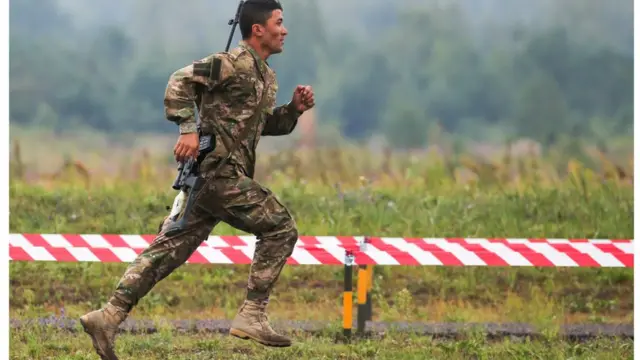 Каримжон Суванов: Пулни уч бўлиб, уч бошқа куни ўғлимникига тўпладик. Пул тўлиқ бўлганда, ўғлим олиб заводга йўл олади. Йўлда Ўзбекистоннинг махсус хизматлари (ДХХ) ўғлимни тўхтатиб, қўлини қайириб, ўзини қамаб пулини олиб қўйди.