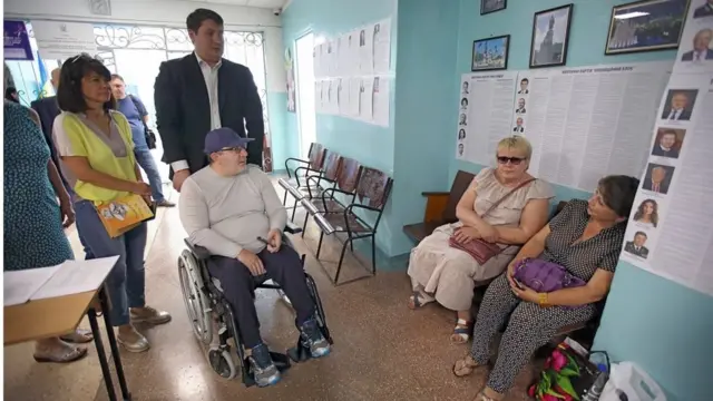 Геннадій Кернес на виборчій дільниці