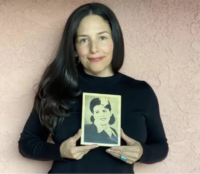 મેરીનાં ભત્રીજી સ્ટેસી કાર્ડોવાના હાથમાં તેમનો ફોટો