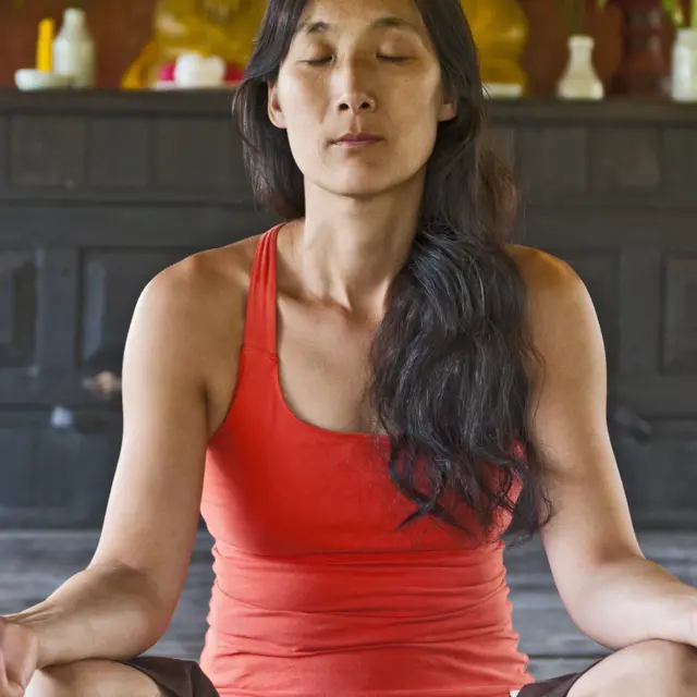 ผู้หญิงนั่งสมาธิ