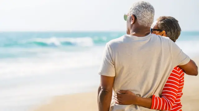 Casal com cabelos grisalhos