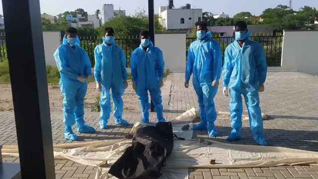 அடக்கம் செய்ய உதவும் மக்கள்