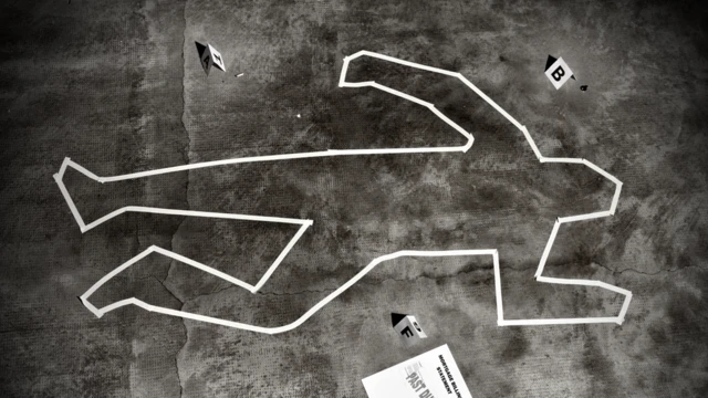 Dibujo en el suelo marcando la silueta de un cuerpo durante una investigación policial