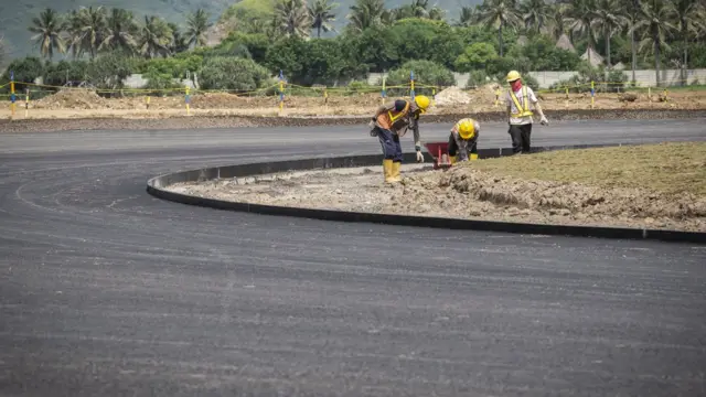 Pekerja menyelesaikan pembangunan saluran drainase proyek Mandalika International Street Circuit di Kawasan Ekonomi Khusus (KEK) Mandalika, Lombok Tengah, NTB, Kamis (04/03).