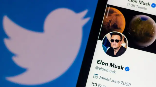 Celular mostra o perfilfazer jogos da loteria onlineElon Musk no Twitter com o logotipo da plataforma ao fundo