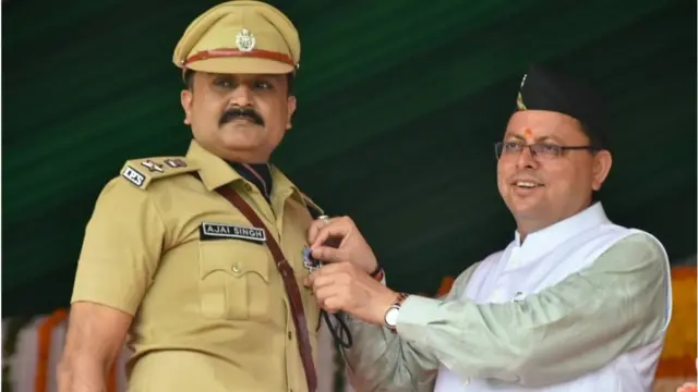 स्वतंत्रता दिवस पर एसटीएफ़ के एसएसपी अजय सिंह को सम्मानित करते मुख्यमंत्री पुष्कर सिंह धामी