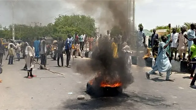 An kona tayoyi tare da sa shingaye a wasu titunan unguwar Suleimanti da ke cikin birnin Maiduguri.
