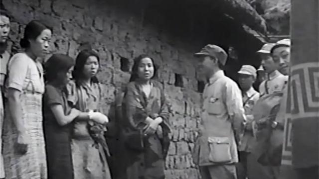 Five 'comfort women' talking to a Chinese officer