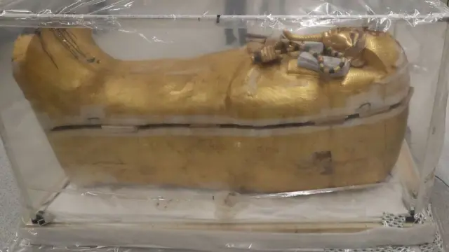 التابوت المذهب الخارجي للملك الشاب توت عنخ آمون