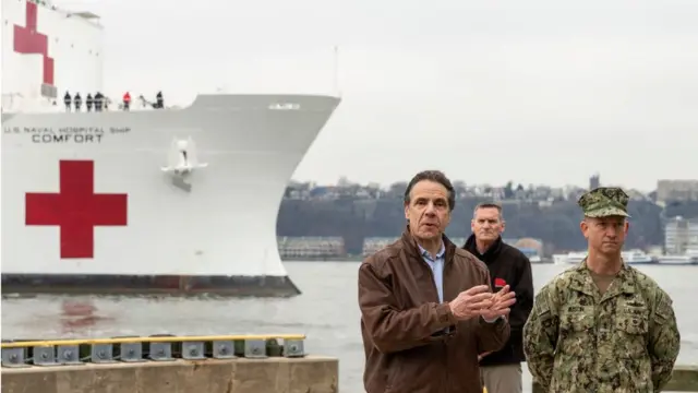 মার্কিন নৌবাহিনীর ভাসমান হাসপাতাল 'কমফোর্ট' গ্রহণ করছেন নিউ ইয়র্ক রাজ্যের গভর্নর এ্যান্ড্র কুওমো, ৩০-০৩-২০২০।