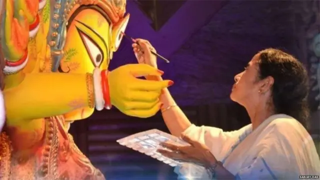 યોગી આદિત્યનાથે સભામાં કહ્યું કે મમતા બેનરજી દુર્ગાપૂજાનું આયોજન થવા નથી દેતાં.