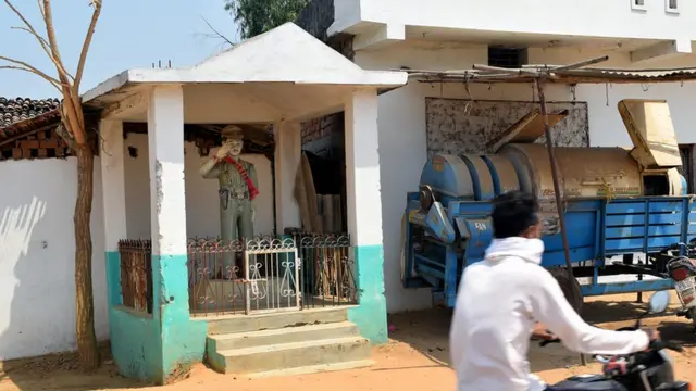 तामेश्वर सिन्हा नावाच्या जवानाचा पुतळा या गावात आहे.