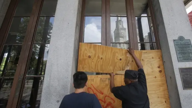 العاصفة باري