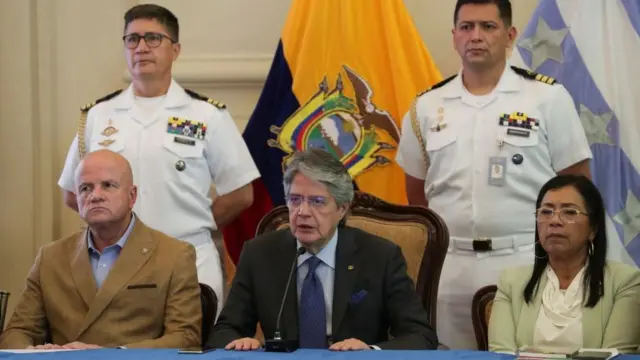 Guillermo Lasso junto a otros representantes de los poderes públicos.