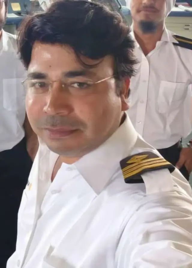 कैप्टन विजय कुमार जहाज़ के कप्तान हैं
