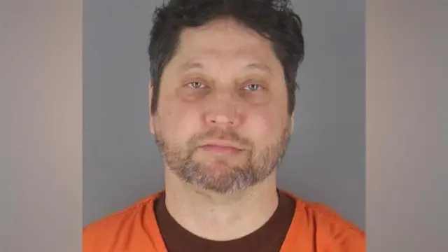 آنتونی جیمز کازمیرچاک، ۵۵ ساله، به جرم حمله درجه سه به ایلهان عمر متهم شده است