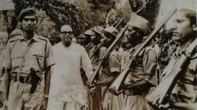 মুজিবনগর সরকারের শপথ গ্রহণের পর ভারপ্রাপ্ত রাষ্ট্রপতি সৈয়দ নজরুল ইসলামকে গার্ড অব অনার দেওয়া হচ্ছে