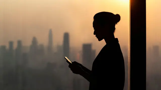 मोबाईल बघत असलेली मुलगी 