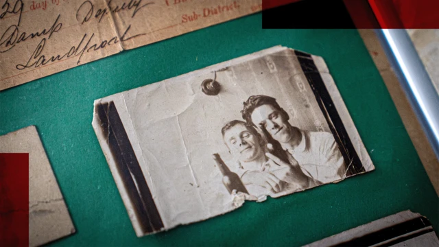 Стара і затерта чорно-біла фотографія двох молодих чоловіків, які позують зі скляними пляшками пива. Гордон Макферсон стоїть праворуч, а інший невідомий чоловік — ліворуч.