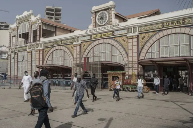 Des voyageurs arrivent à la gare de Dakar, au Sénégal, le jeudi 8 février 2024.