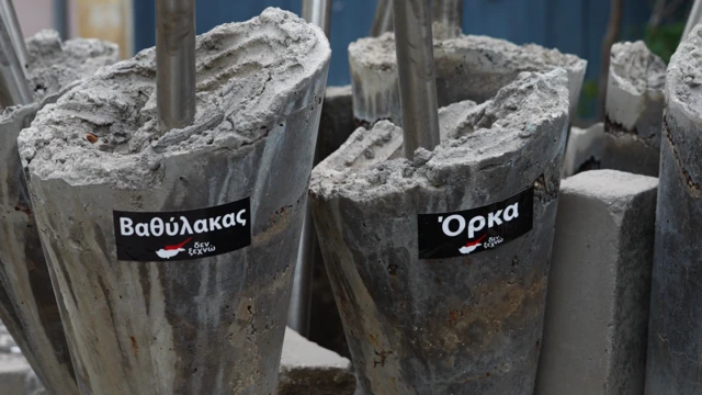 Ledra Sınır Kapısı'nın yanı başındaki insan hakları anıtının üstüne yapıştırılan Kıbrıs haritası çıkartmaları