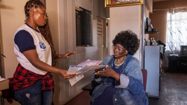 Voters in South Africa dey prepare to cast vote