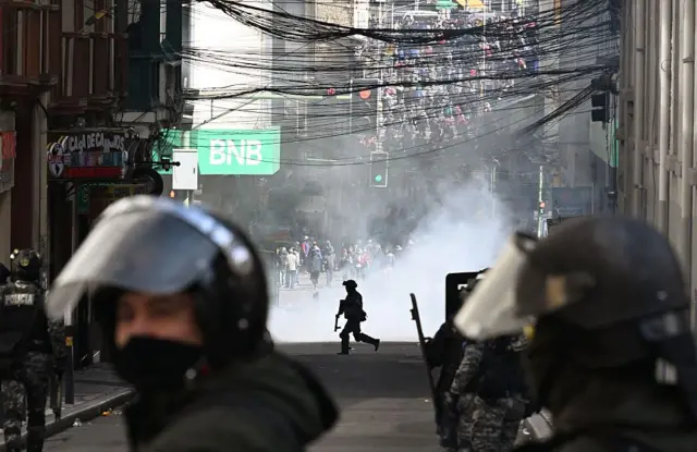 Enfrentamiento entre manifestantes y policías en La Paz