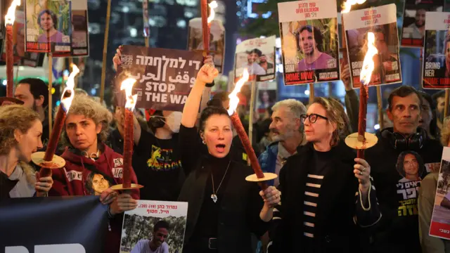 Familiaresgiga betsreféns mantidos pelo Hamasgiga betsGaza e seus apoiadores acendem tochas enquanto reagem à nóticia do cessar-fogo.