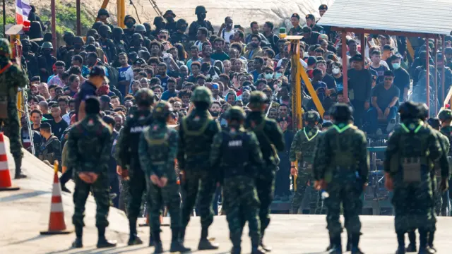 ከምያንማር የተለቀቁ ሰዎች የታይዋን ድንበር ላይ ቆመው