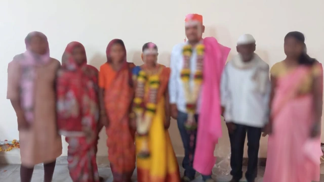 लग्नानंतरचा मध्यस्थी टोळी आणि सागर यांचा फोटो. (मे 2023)