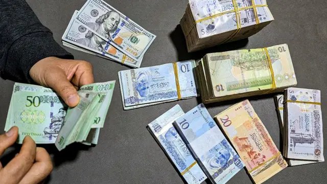 الدولار الأمريكي مقابل أوراق نقدية متنوعة.
