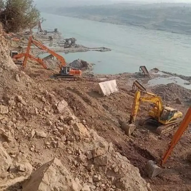 पाकिस्तानचा असा भाग जिथे पाण्यातून अवैधरित्या सोनं काढलं जातं