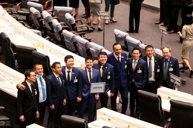 ส.ส. พรรคภูมิใจไทยร่วมถ่ายภาพหมู่กลางสภา