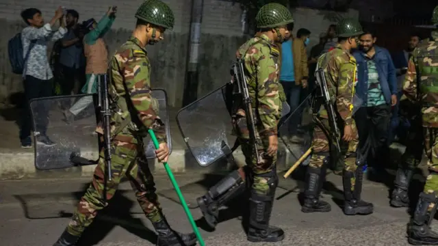 ৫ই ফেব্রুয়ারি ধানমন্ডি ৩২ নম্বরে যখন হামলা চলছে, এক পর্যায়ে সেখান থেকে চলে যেতে দেখা যায় সেনাসদস্যদের